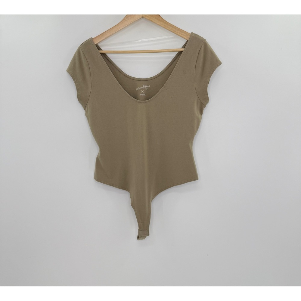 Universal Thread Women Brown Leaves Short Sleeve V Neck Bodysuit Size‎ M Flaw